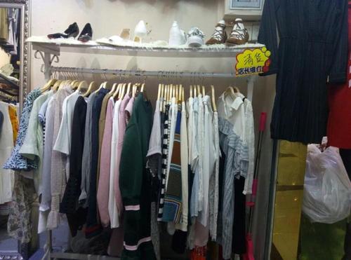 女装货架与化妆品 时尚零售的完美结合